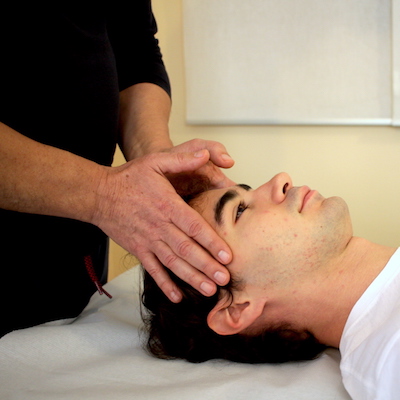 Donato Lecci massaggia il viso di un paziente