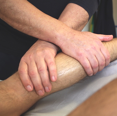 Donato Lecci effettua il massaggio alla gamba di un paziente