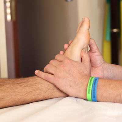 Donato Lecci effettua il massaggio al piede di un paziente